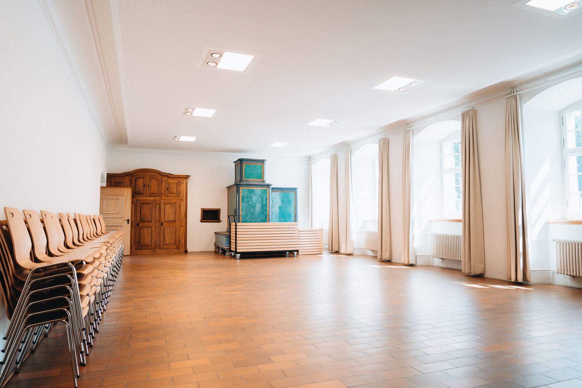 Pfarreisaal mit Kamin