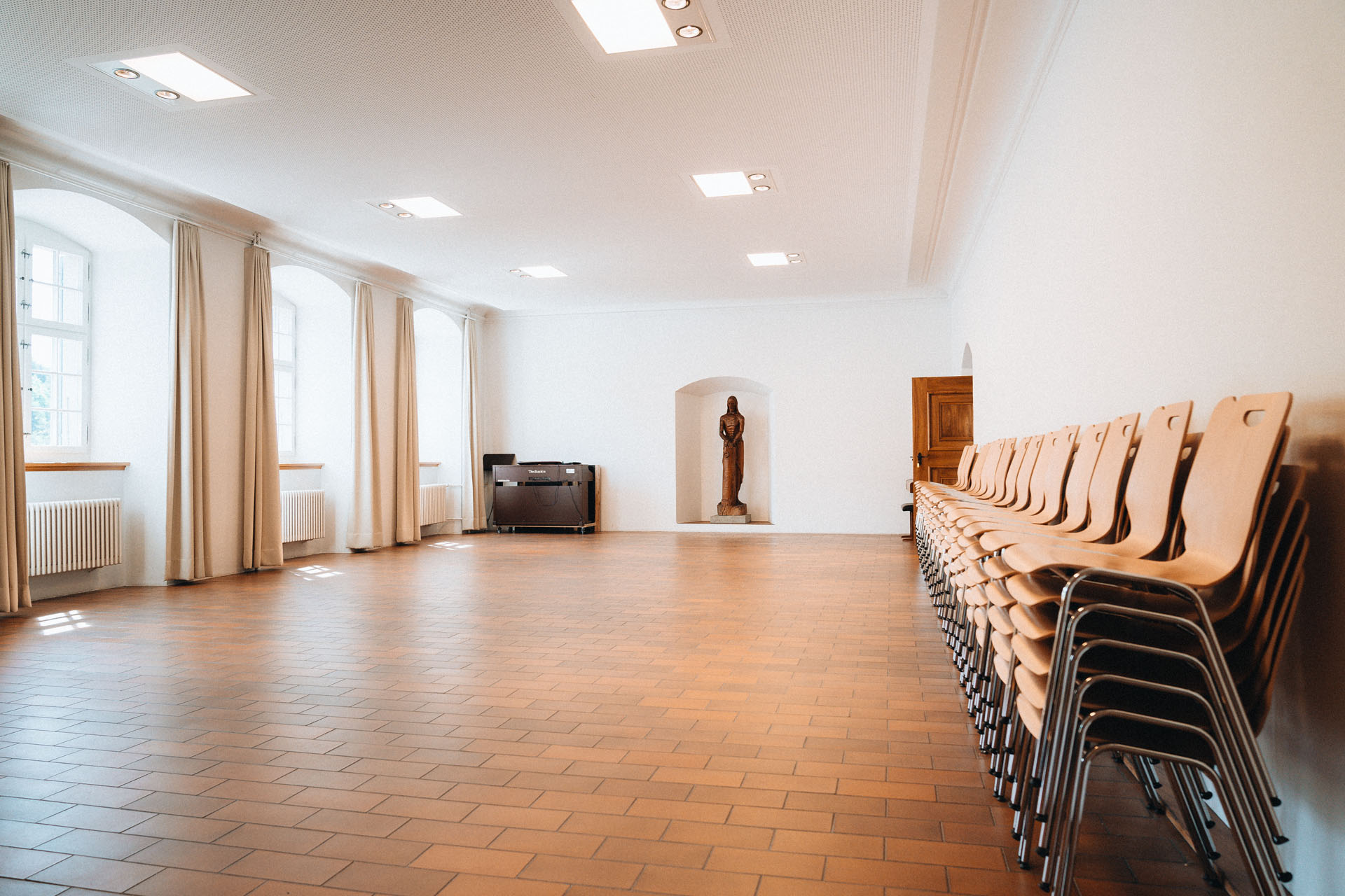 Pfarreisaal mit Klavier