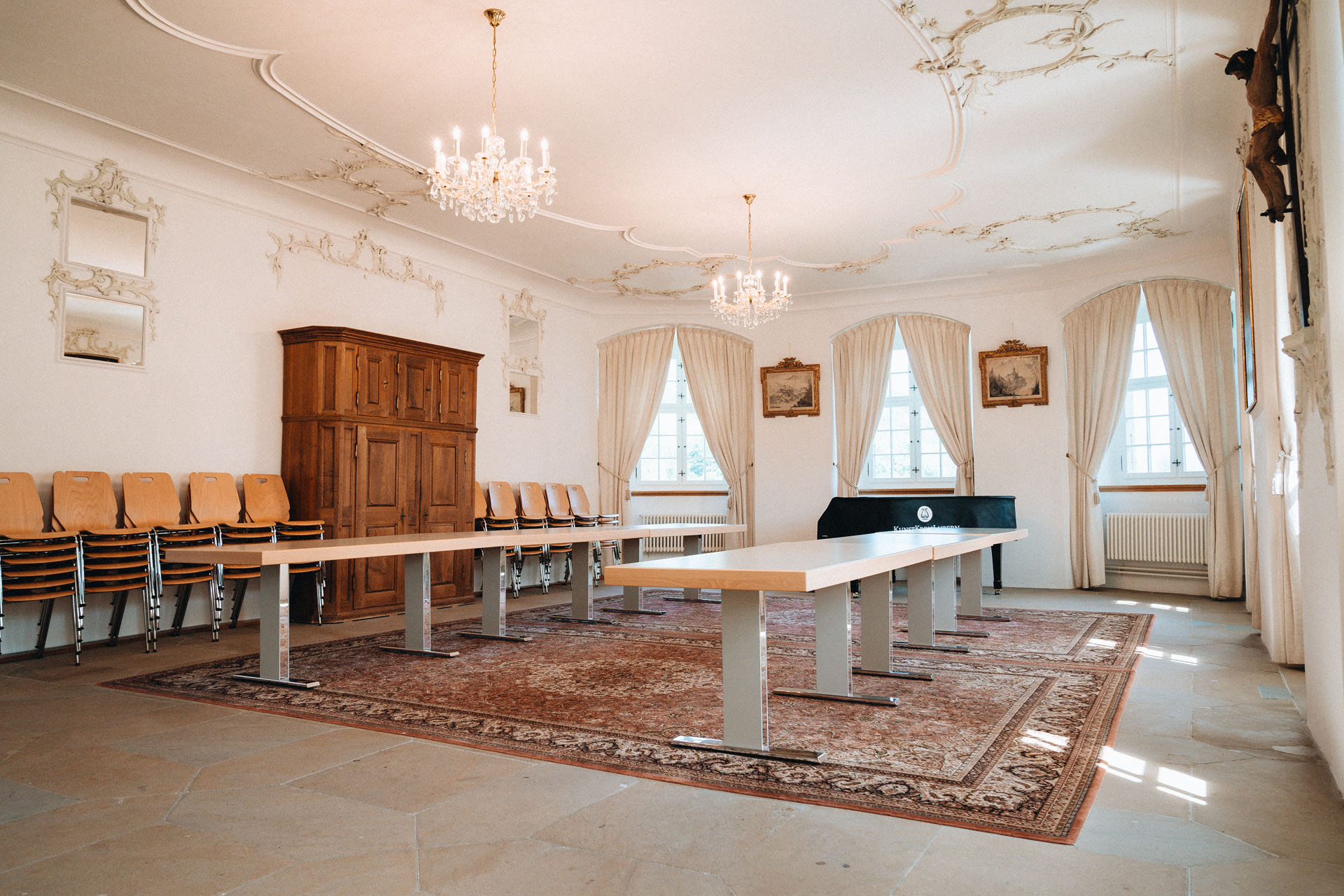 Barocksaal mit Tischen und einem Flügel