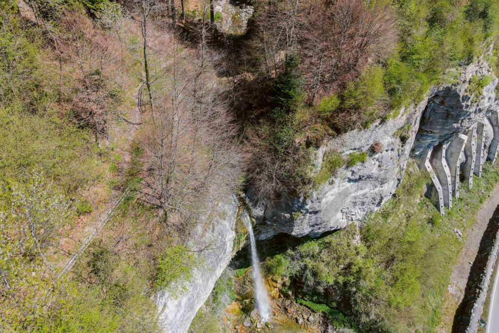 Erfrischende Naturschönheit: Tauchen Sie ein in die faszinierende Welt eines Wasserfalls aus der Vogelperspektive | Kloster Werthenstein.