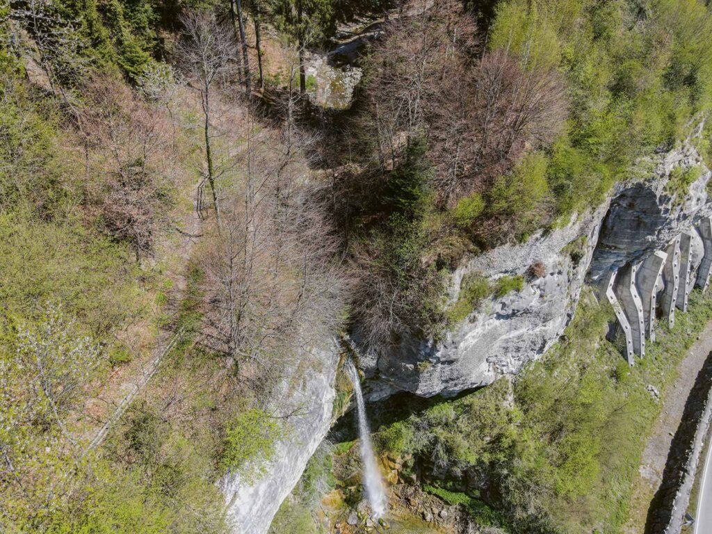 Vogelperspektive des Wasserfalls Stäublibach.